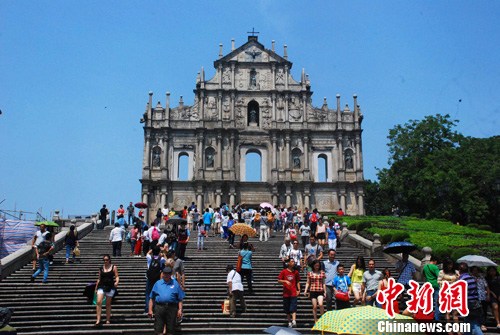 China2ASEAN's tweet photo. With its historic streets, residential, religious &amp;public #Portuguese &amp; #Chinese buildings, the historic centre of #Macao provides a unique testimony to the meeting of aesthetic, cultural architectural &amp;technological influences from #East &amp; #West. https://t.co/W5pv0SojWr