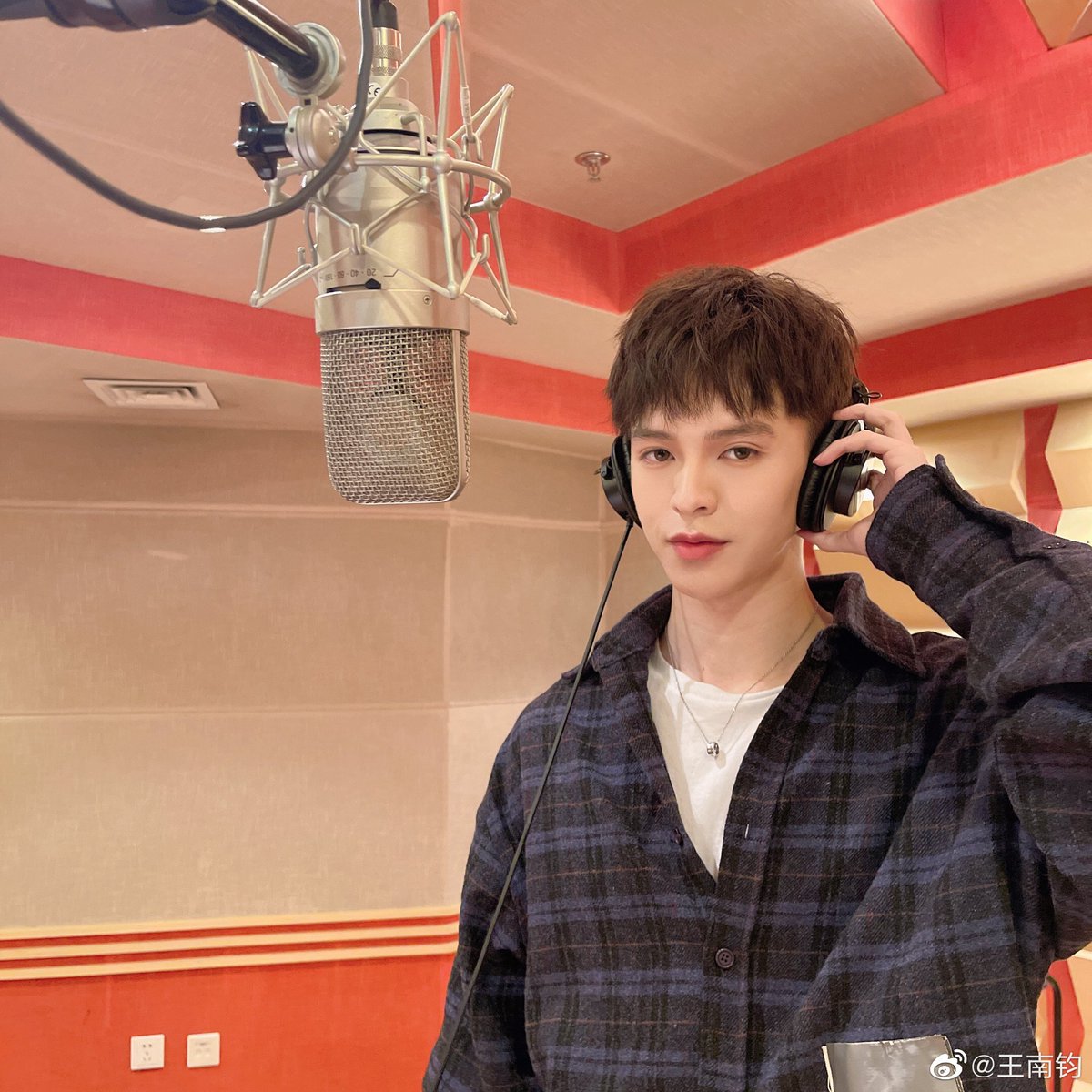 krystianwangbr's tweet photo. 📷 (25.07) | Krystian Wang via Weibo e Instagram. [1/3]

Legenda: "🇨🇳 Honrado de ter sido convidado para participar de uma música que celebra minha cidade natal, Pequim!"

#KrystianWang #WangNanjun #王南钧 https://t.co/THEr85hfjP