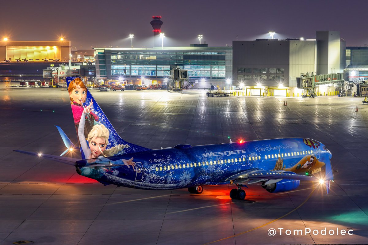 TomPodolec's tweet photo. PHOTO Westjet #FrozenPlane #WS729 pushed from their gate in Toronto. Heading to Vancouver.
C-GWSV Boeing 737-800 https://t.co/KWeAhR765y