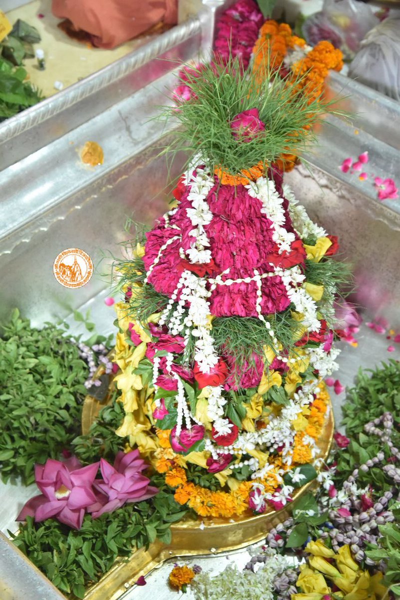 deanagbhu's tweet photo. श्रावण मास के प्रथम सोमवार के पावन अवसर पर आप सभी को ढेरों शुभकामनाएं। 

बाबा भोलेनाथ की कृपा सभी पर सदैव बानी रहे और सभी का सदैव ही कल्याण हो।

#हर____हर___महादेव #हर_हर_महादेव #भोलेनाथ #श्रवण_मास https://t.co/ZH16QsD2dS