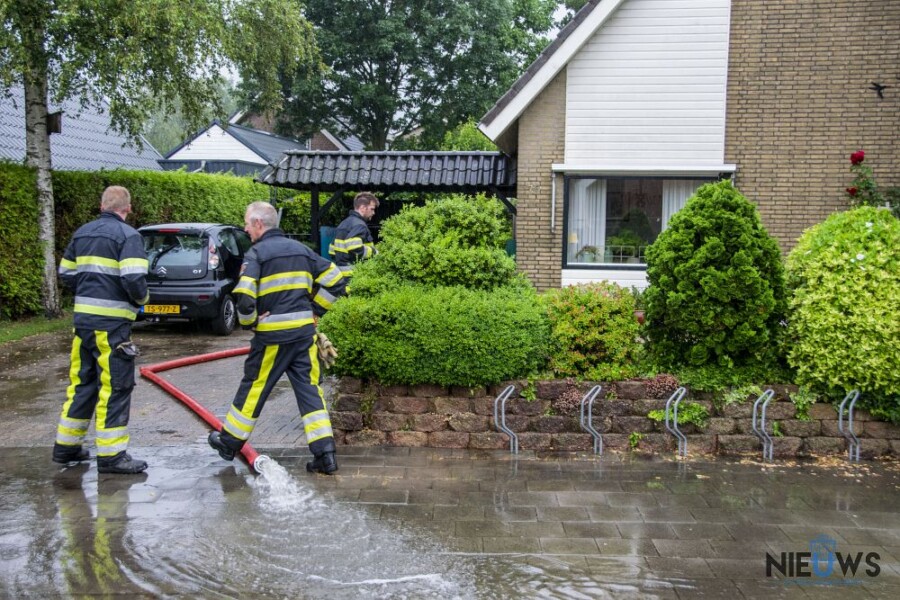 Brandweer druk met wateroverlast in Kollumerzwaag e.o