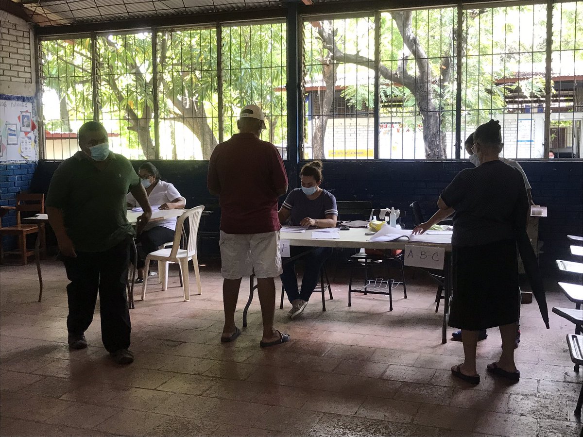 Ut5Unidos's tweet photo. La ciudadanía se sigue verificando en el Colegio Las Americas #24Y25VERIFICANDONOSGANAMOSTODOS https://t.co/g0oEATwApq
