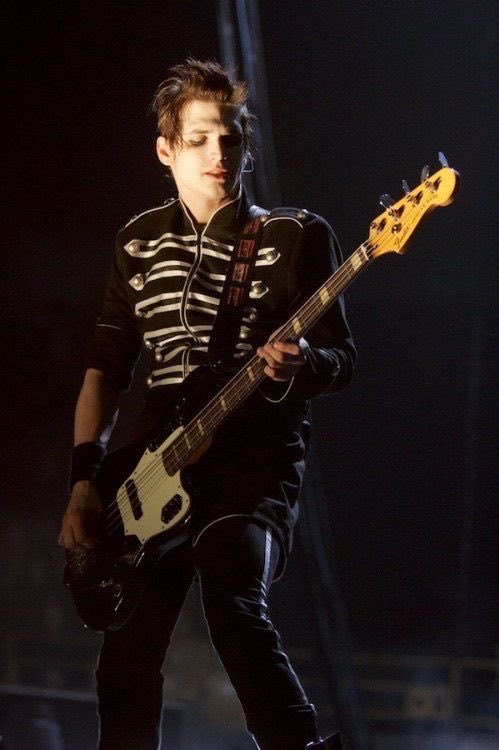mcrthinker's tweet photo. tbp mikey on stage 🖤 https://t.co/i9QtAibV0E