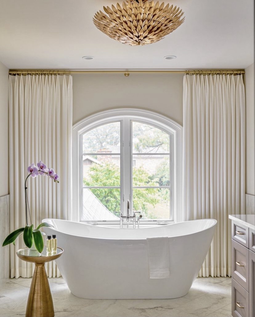 CrystoramaLight's tweet photo. This glamorous bathroom retreat design by Yamini Designs is not only functional but also cozy and serene!
Light: Broche
#bathroomdesign #sundaymotivation #sundayfunday #sundayinspiration #crystoramastyle #masterbathroomdesign #bathroomdecor https://t.co/C9htJnbdnD