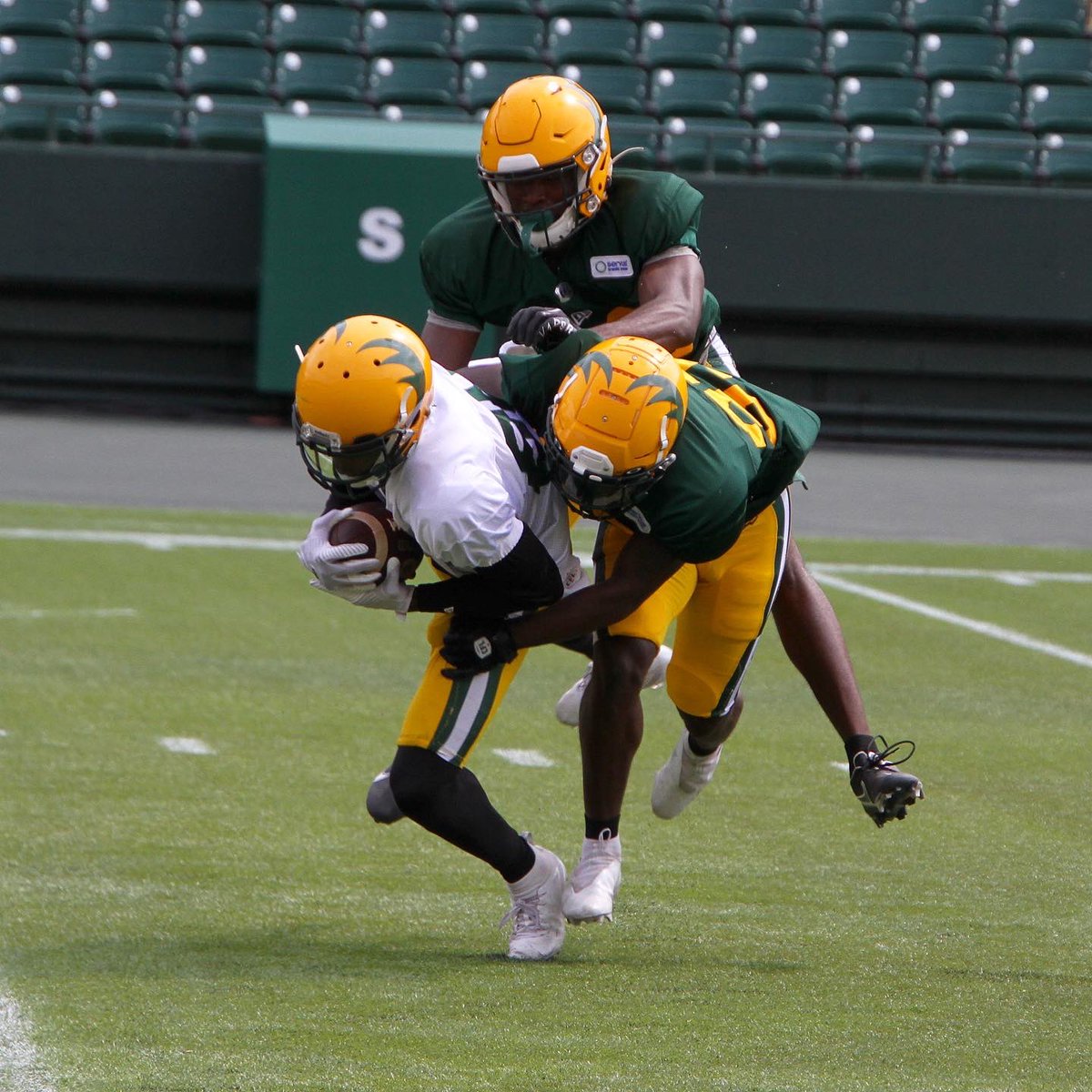 GoElks's tweet photo. Scrimmage means competition 📈 #ElksCharge https://t.co/7Z2wcF5PWX
