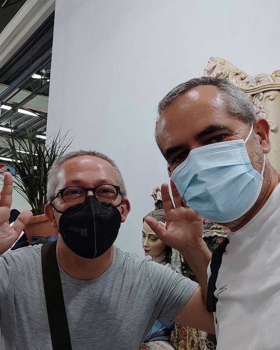 BertoGBal's tweet photo. En la #ExpoNinot21 , no solo Ninots, también..... buenos amigos.
#Fallas21 #Falles21 #Valencia #ValenciaFallera #Fallas #Falles #HablemosDeFallas
#GremioDeArtistasFalleros
#ArteEfimeroFallas
#BuenosAmigosMejoresPersonas https://t.co/euVBJ9I7Wf
