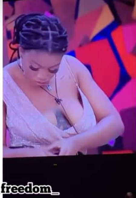 EmperiorOlamide's tweet photo. How you breast go fall like this layi se wall of Jericho Tori olohun 🤣🤣 #BBNaija https://t.co/dIyy1pgDO3