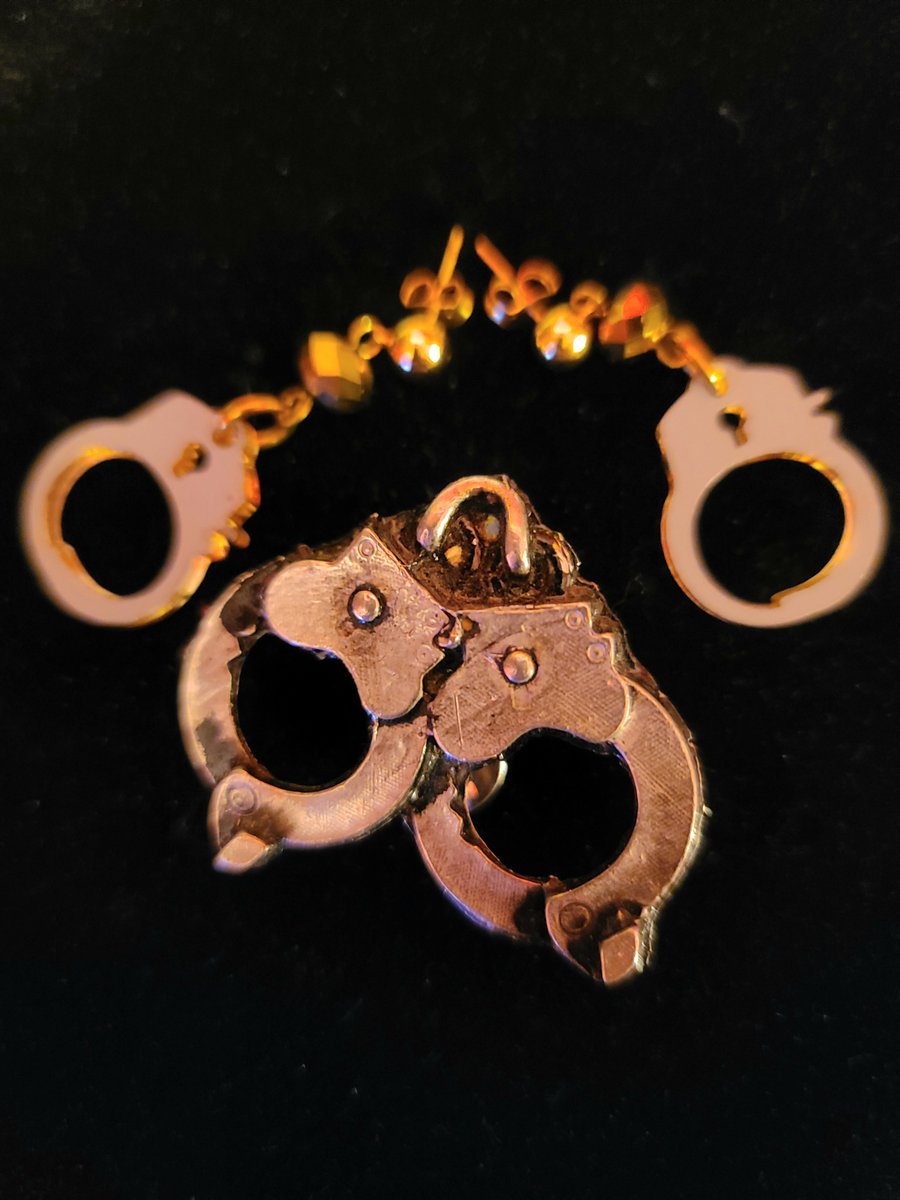 JillWineBanks's tweet photo. Join me on @AliciaOnMSNBC in the 6 CT/7 ET hour talking about the EDNY indictment of tfg's pal and inauguaration chair @ThomasBarrack. He was arrested and handcuffed this week and will be arraigned tomorrow which inspired this weeks #JillsPin for the #StickAPinInIt segment! https://t.co/OhDh3GCw0l