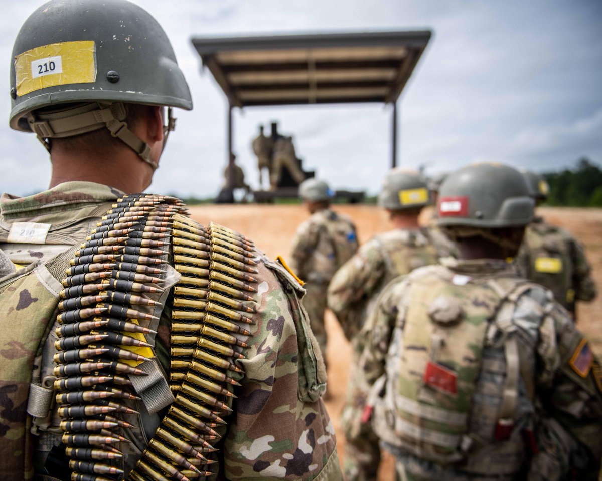 #PicOfTheDay 

Looks like a good day for some #ArmyTraining!  

Fort Benning recruits get ready for M249 machine gun training.

📸 by Pat Albright

#Ready2Fight #BasicCombatTraining