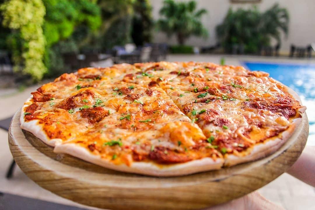 EurobuildingCor's tweet image. Domingo ideal para degustar de una exquisita pizza en nuestras instalaciones 😍💯

🚨 PICK-UP / DELIVERY a través del 0412-0641360

#AlboresCafeRest #Restaurant #Pizza #Eurobuilding #Coro #Snacks