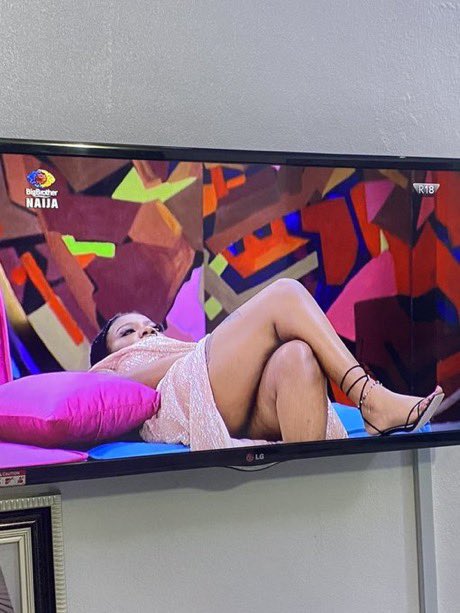 EmperiorOlamide's tweet photo. Omo this girl too fine shey make I use that thing wey baba give me now ni 🤣#BBNaija https://t.co/bq5vMtFKQD