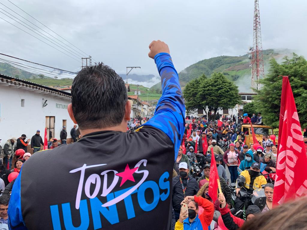JEHYSONGUZMAN's tweet photo. ¡GRACIAS CARDENAL QUINTERO!

Amor a Chávez, amor a la Patria y amor a la Revolución Bolivariana

Extraordinaria movilización este domingo en medio de una bendecida lluvia que no fue impedimento para que los héroes y heroínas brindaran un respaldo contundente e irrevocable. 1/2 https://t.co/HWNbsSPgBN