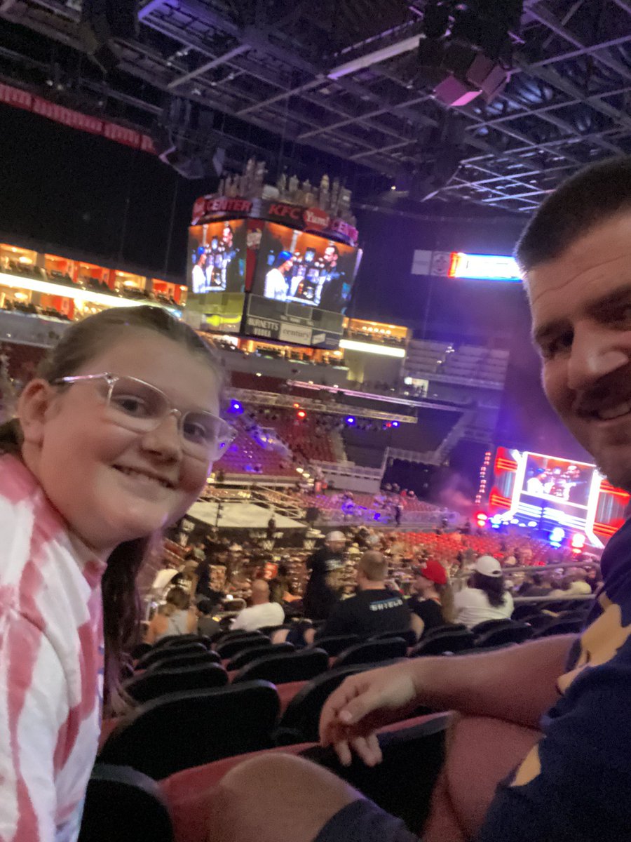 DerekT_78's tweet photo. 1st WWE Event! Let’s go New Day! #WWELouisville #BootyOs https://t.co/aXCTF4iZQb