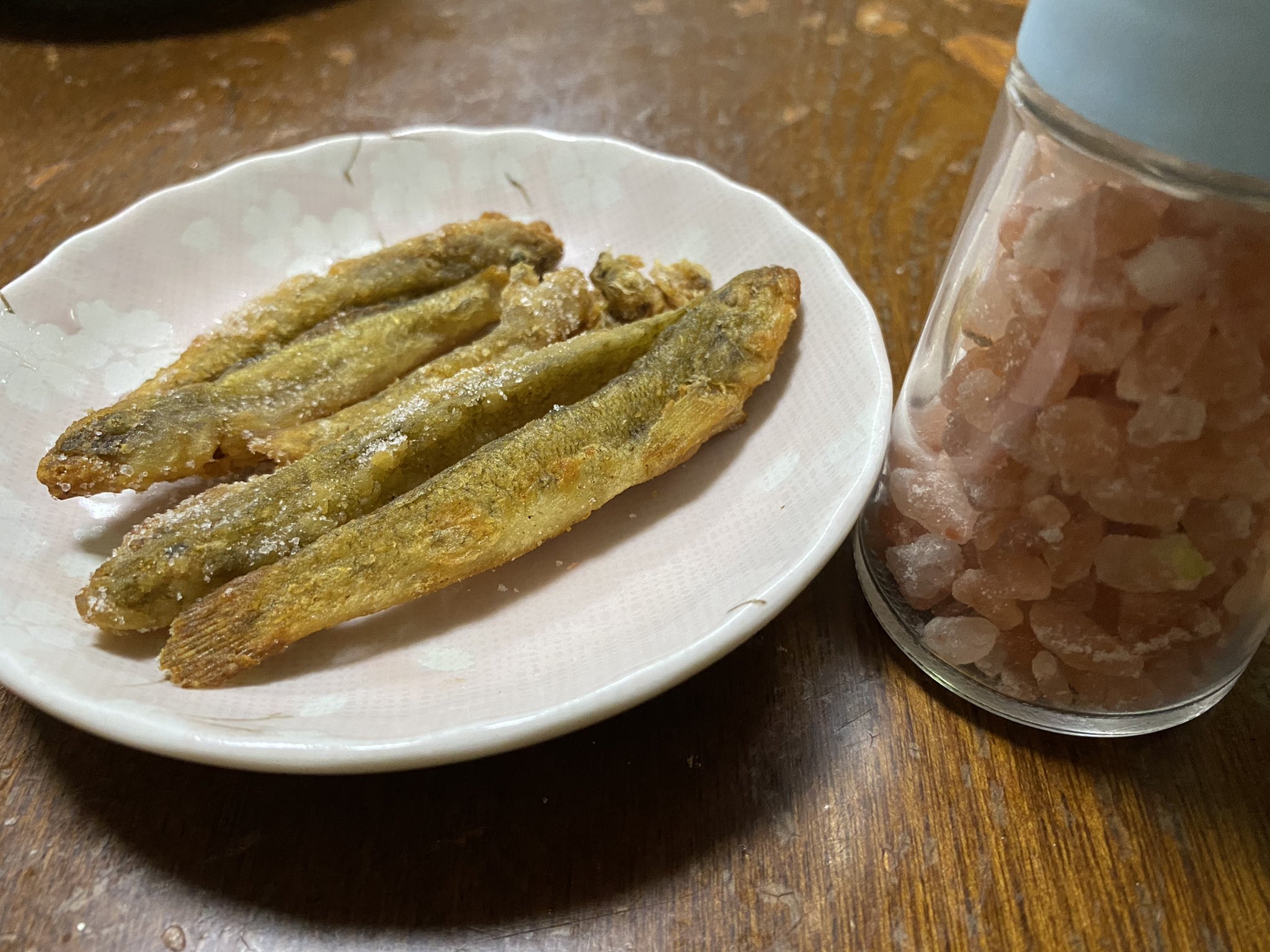 Rokusan63 ハゼの2度揚げ唐揚げ 今釣れる小ぶりなハゼは 鱗と内蔵エラ取り冷凍保存 献立に困った時 解凍 唐揚げ 2度揚 アツアツのうちに ヒマヤラ岩塩をパラパラ めちゃ美味しい のつまみになりますょ はぜ冷凍保存 はぜ 非常食 ビール おつまみ