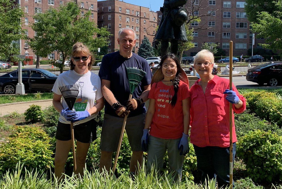 Lynn4NYC's tweet photo. It was a beautiful day yesterday to join @ForestHillsBuzz and community volunteers to clean up MacDonald Park in Forest Hills. Park space is vital to our City.
#KeepOurParksClean https://t.co/nYTkQfYymi