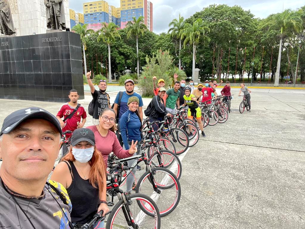 Inaturdttocapi's tweet photo. #EnFotos ⏩ || #Hoy #25Jul el equipo de @inaturdttocapi en conjunto #IMDERE realizaron la 7ma Rodada Turística denominada ''Turismo en dos Ruedas'' acompañado de nuestro Ministro de @MinturVen @Alipadron6 en el marco a los 454 años del #AniversarioDeCcs #Caracas454 @Alipadron6 https://t.co/Dr1JSvimJ8