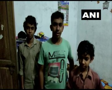 ANI's tweet photo. Kerala | 3 brothers from Cherupuzha, Kannur repair bulbs, electronic items &amp; make LED bulbs to run the family. "After father's death, our mother used to run the house through tailoring but the business was not doing well due to COVID," said Sony Sebastian, a class 12 student https://t.co/gPHeVFwRUd