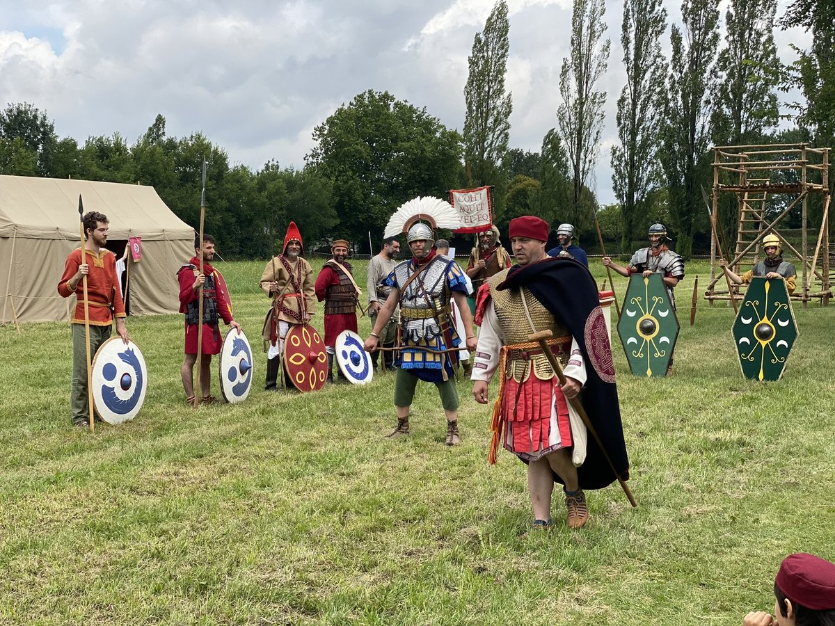 LudoMalecot's tweet photo. Faire vivre l’antiquité grâce à l’archéologie, à l’Histoire. Un engagement culturel et humain, sous le rôle du préfet du Poitou des #Sarmates et #Taifales, à #Rom79
#FierdetreRomain #Rauranum #MelloisenPoitou https://t.co/rAEB51xtHJ