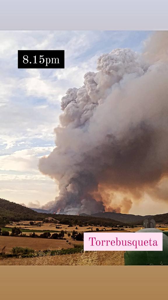 adaflai's tweet photo. Plou!!! Gràcies cel. Espero que l'aigua caigui amb força sobre el foc a Tous i acabi amb aquest foc.

#ifsantacolomaqueralt #bombers https://t.co/muoT4nwoLs