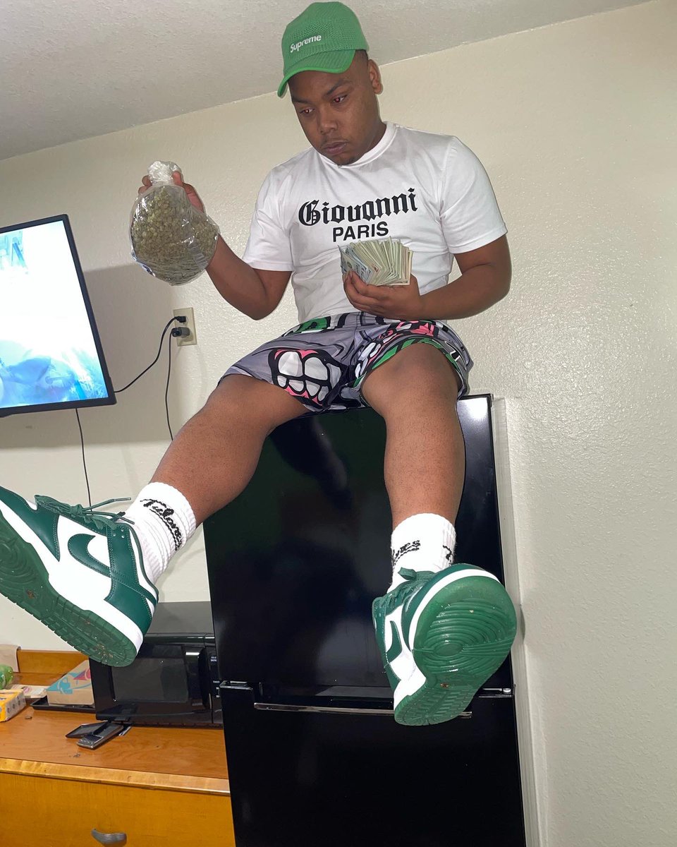 FlexGabbana's tweet photo. No I Won’t Buy It If I Can’t Make Ah Profit 💯Ain Gotta Rap 🏁🍭🍭💜 I Got 🏚🏚🏚 Of Exotic #JFK #LLMyPPl Putting On For Em Cuz They Was Somelse ⭐️🐐 https://t.co/o9D1C1Ne5z