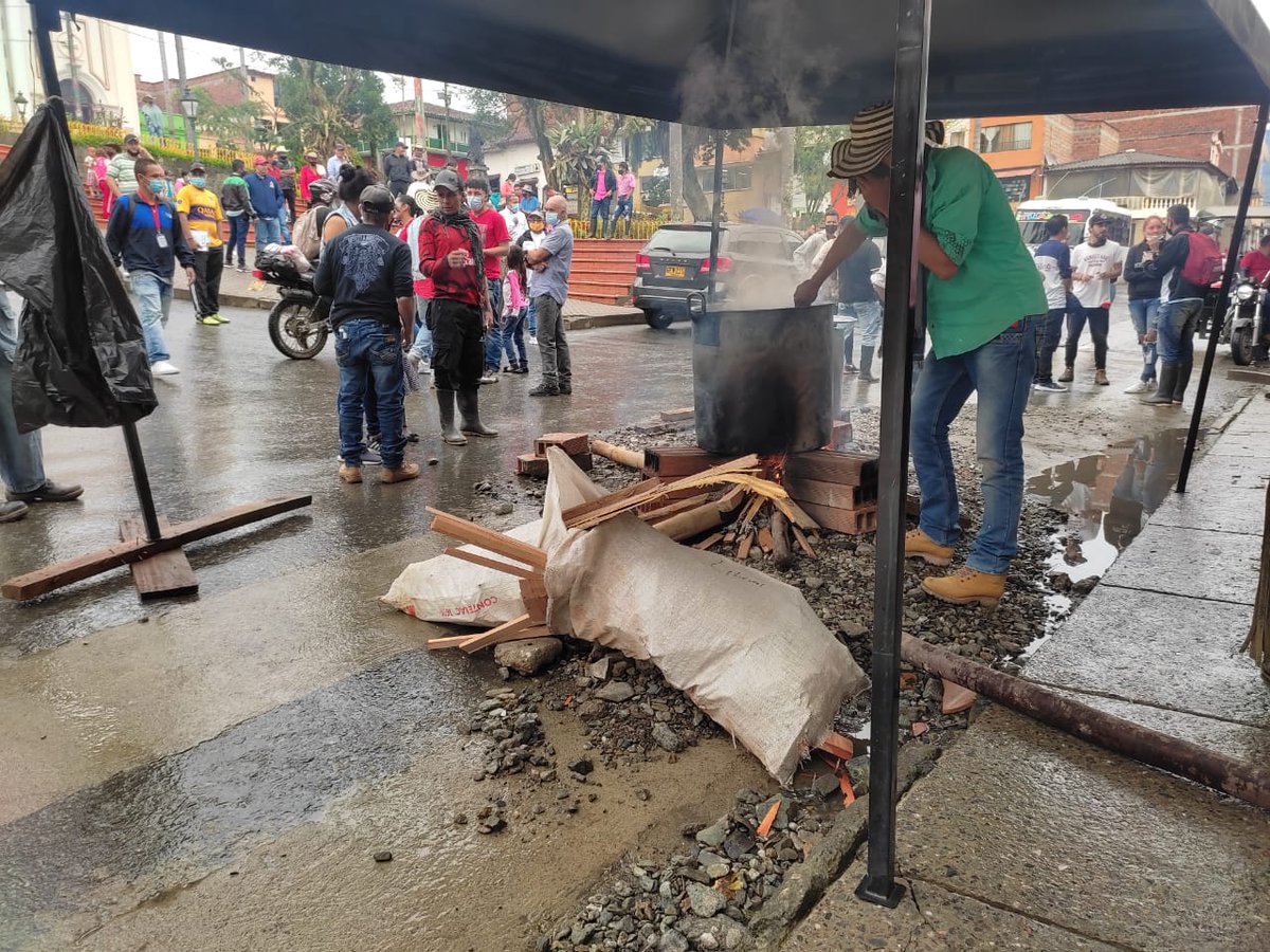 ISAZULETA's tweet photo. Sigue llegando más población campesina desplazada al casco urbano de #Ituango 28 veredas, la cifra de personas se acerca a las 3.000 y la de familias supera las mil. La situación es desesperante con la vía completamente colapsada y una @GobAntioquia de visita https://t.co/tkA5BhQxd9