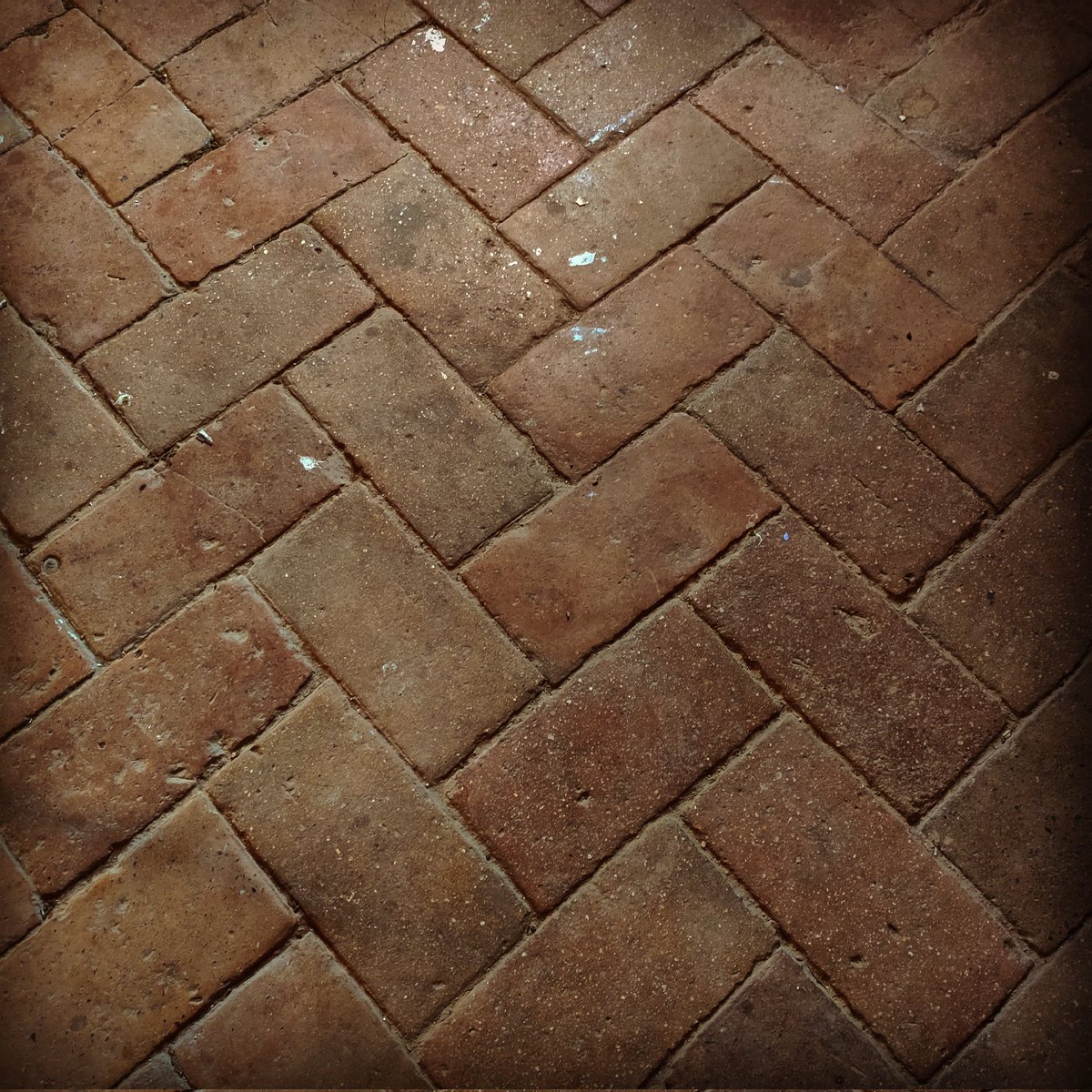 La Torre és una fusió constructiva basada en la #vidaagrícola i conventual. L'Opus Spicatum, un alineament en forma d'espina de peix, conforma parts del terra de l'interior de la Torre