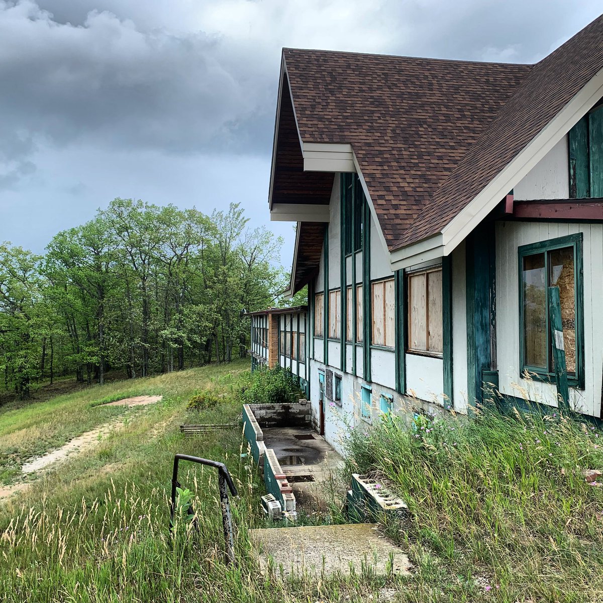bonbonsandbooks's tweet photo. Abandon #skilodge my childhood I skied here every weekend in the winter ❄️ #GraylingMi ! 
.
.
.
.
.
 #Puremi  #youtuber  #Vlogger  #MichiganVlogger #Relaxing 💞 #summer2021 #summertime #instacute ☀️ #abandonedplaces https://t.co/ZcFlH6W93D