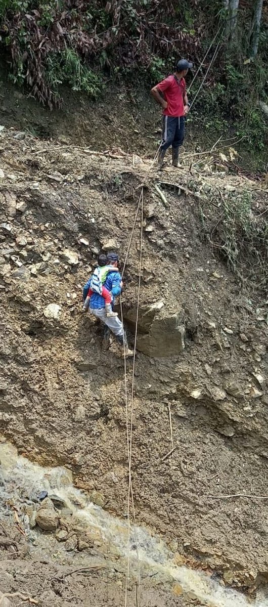 ISAZULETA's tweet photo. Sigue llegando más población campesina desplazada al casco urbano de #Ituango 28 veredas, la cifra de personas se acerca a las 3.000 y la de familias supera las mil. La situación es desesperante con la vía completamente colapsada y una @GobAntioquia de visita https://t.co/tkA5BhQxd9