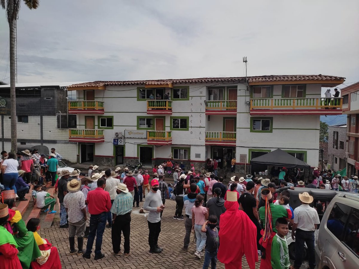 ISAZULETA's tweet photo. Sigue llegando más población campesina desplazada al casco urbano de #Ituango 28 veredas, la cifra de personas se acerca a las 3.000 y la de familias supera las mil. La situación es desesperante con la vía completamente colapsada y una @GobAntioquia de visita https://t.co/tkA5BhQxd9