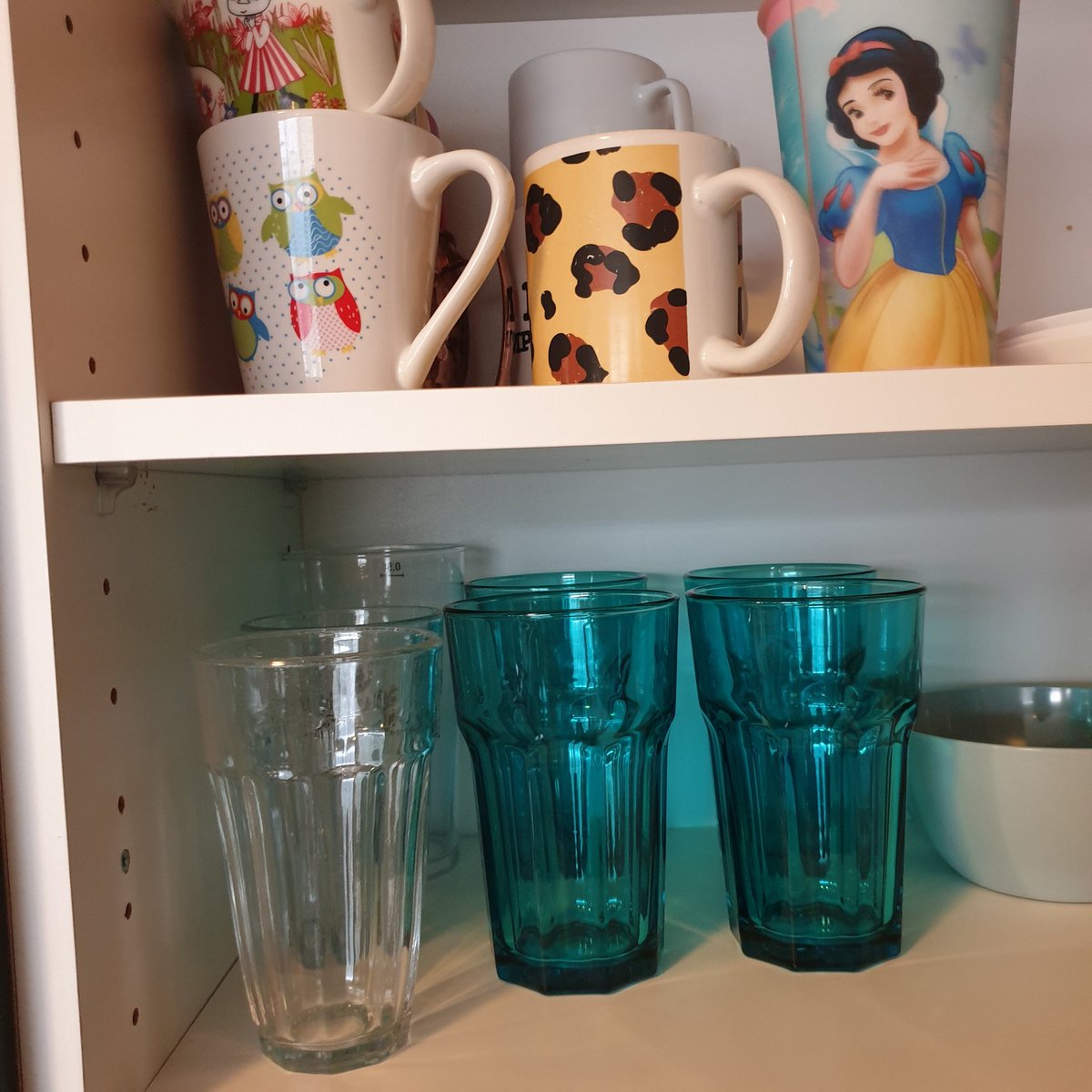 Keypti 4 glerglös um daginn. Held ég hafi aldrei splæst í glös áður. Alltaf fengið gefins eða í jóla- og innflutningsgjöf. Var næstum búin að skila þeim. Nú er ég að splæsa. Litla Sanna yrði glöð.