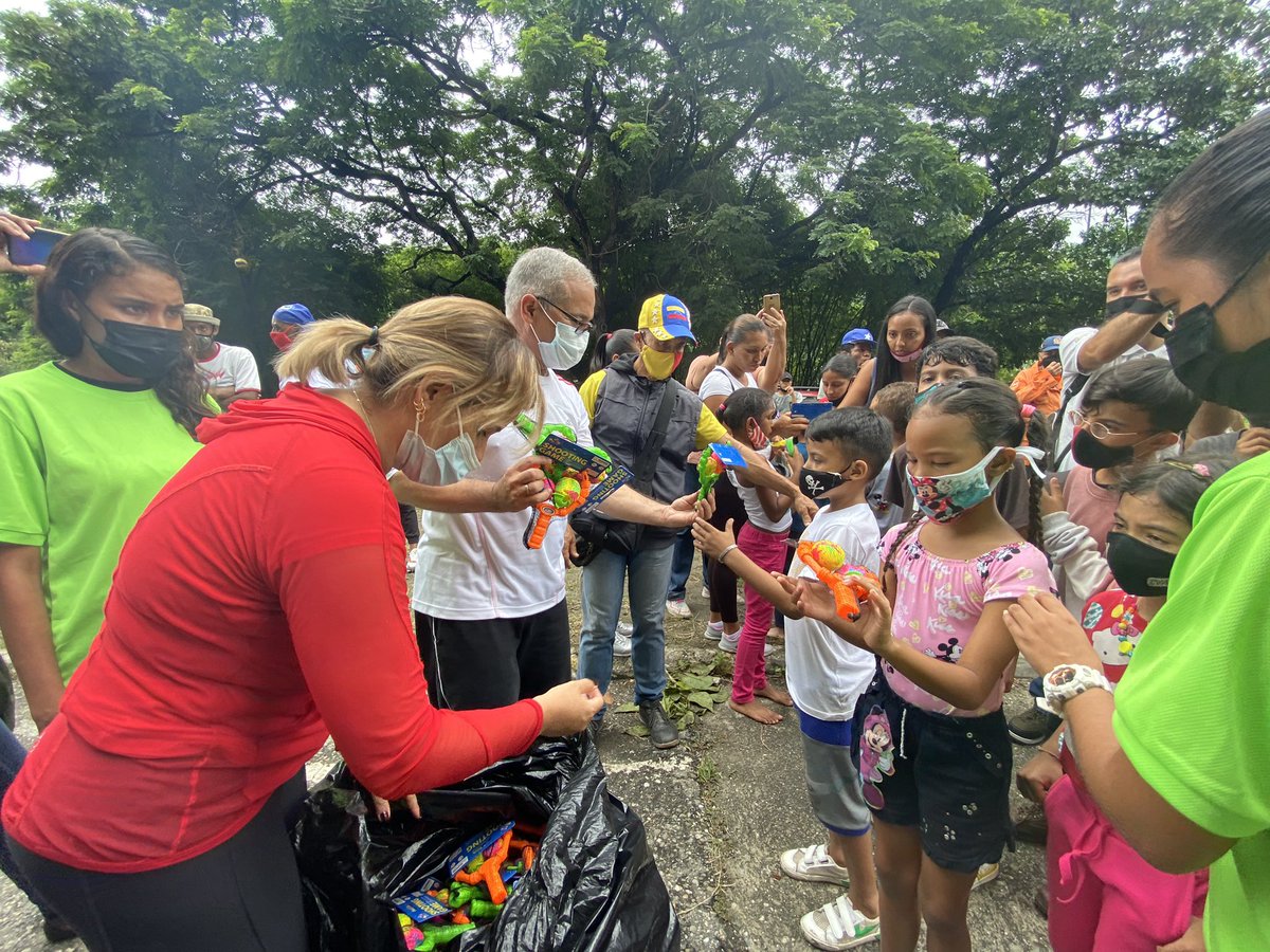 luiscarPSUV's tweet photo. #LuchaContraLaCovid19 con la Compañía de la Niñas y de los Niños, Jóvenes, toda la Familia se divierten, felicidad, alegría en la Cota 300 donde los Guareneros y las Guareneras pueden ser libres, fortalecer su actitud libre e impugnadora, Venceremos #GuarenasAñoCuatricentenario https://t.co/8kUHzN0wtg
