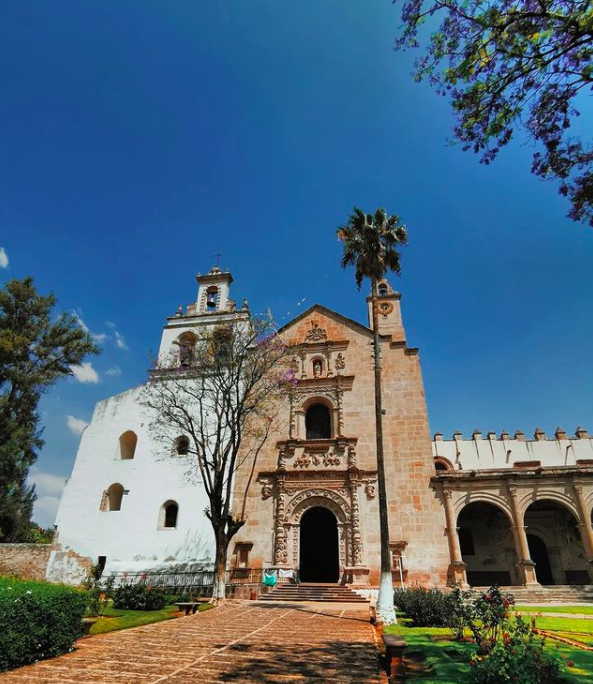 Michoacan's tweet photo. ¿Sabes de qué templo estamos hablando?🤔
Esta joya virreinal data de los tiempos de la Nueva España⛪. Se considera, por su origen, como parte de las antiguas Misiones conventuales de #Michoacán. 

📸 javizofficial (instagram)

#CelebraLaVida https://t.co/rEf8qSosMu
