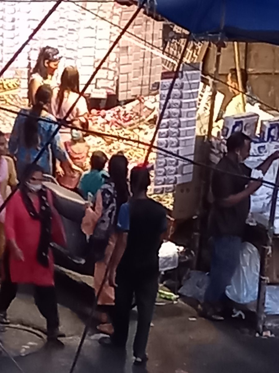 clocktowerrwa's tweet photo. @DcpNorthDelhi @CPDelhi @LtGovDelhi Resp Sir, despite your action, a month ago, to shut down all patris and encroachment on service road in front of Kedar Bldg, Subzimandi Clocktower &amp; directing local beat staff for taking action, no result is seen. Pl see to it n help RWAs. https://t.co/8MfVfosv4E