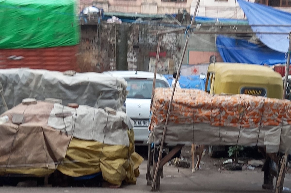 clocktowerrwa's tweet photo. @DcpNorthDelhi @CPDelhi @LtGovDelhi Resp Sir, despite your action, a month ago, to shut down all patris and encroachment on service road in front of Kedar Bldg, Subzimandi Clocktower &amp; directing local beat staff for taking action, no result is seen. Pl see to it n help RWAs. https://t.co/8MfVfosv4E