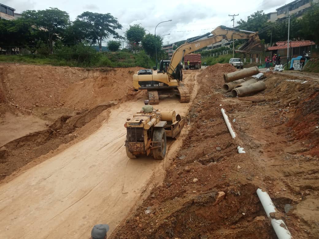 luiscarPSUV's tweet photo. #LuchaContraLaCovid19 avanzan los trabajos de Estabilización de Vialidad en la Urbanización Ciudad Casarapa, en las Parcelas 20 y 21. Plan de Obras 2021 #GuarenasAñoCuatricentenario https://t.co/EDtGiZSXDI