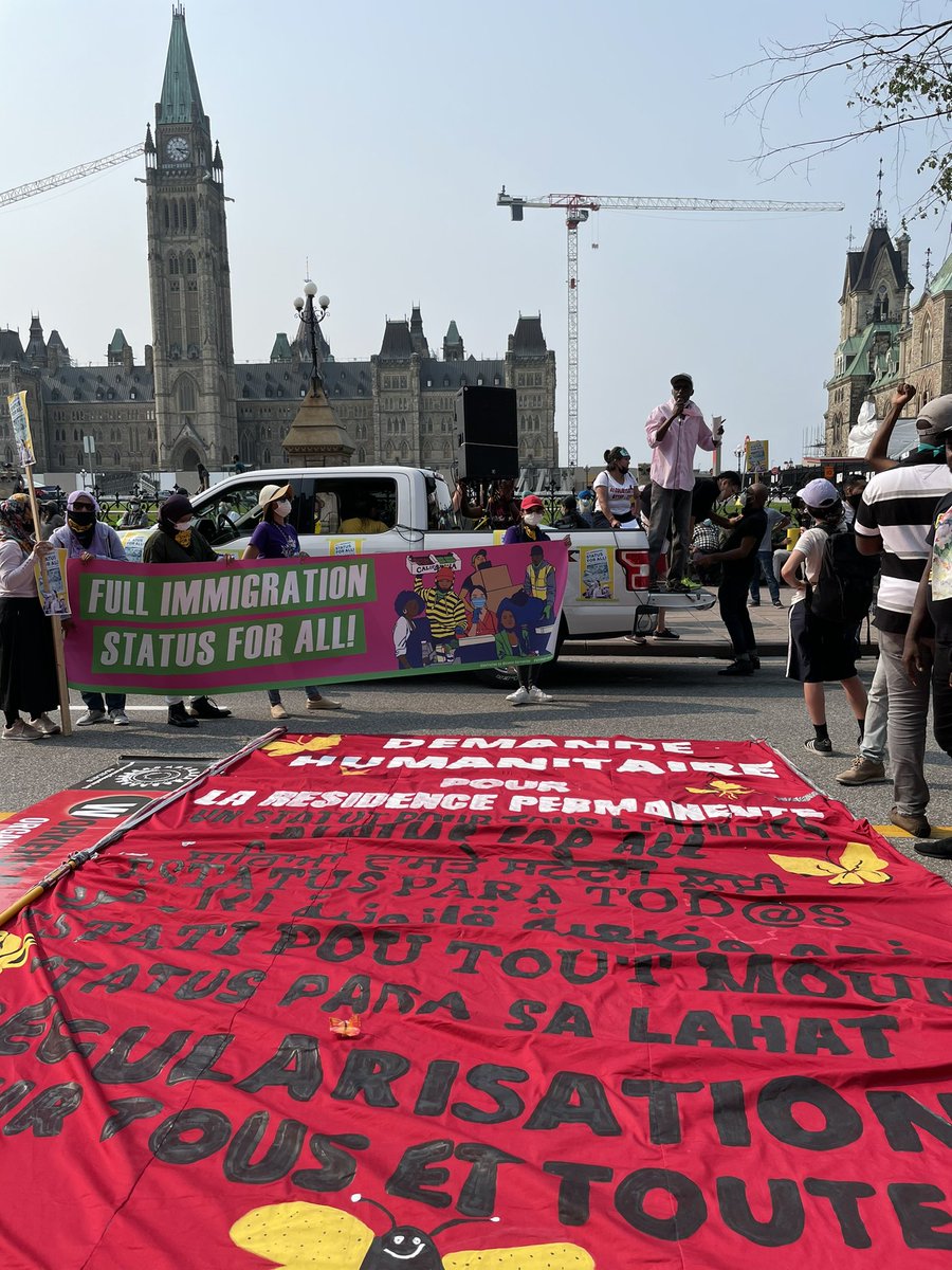SolidariteMTL's tweet photo. La demande collective pour la #regularisationpourtous déposée au bureau du premier ministre @JustinTrudeau aujourd'hui, lors de la manifestation où les personnes de plusieurs villes se sont jointes en grande solidarité.
#statutpourtous https://t.co/dWo037OhuM