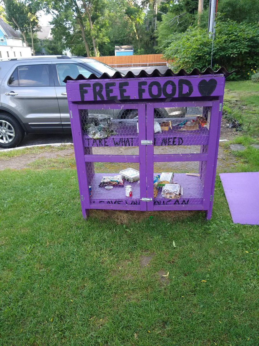 Nice idea but poor design (not rodent-proof). Yesterday there was a squirrel inside and two on the outside. If squirrels can get in, so can rats and mice. Raccoons could easily tear that chicken wire off. https://t.co/xrYCKirxDd