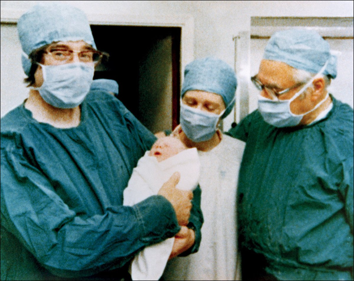 doctorvelit's tweet photo. 25 de julio de 1978 nace Louise Brown, la primera bebé producto de una fecundación in vitro. En la foto está Louise con quienes hicieron posible esta hazaña, Patrick Steptoe, ginecólogo, Robert Edwards, fisiólogo y Jean Purdy, enfermera y embrióloga #fiv #embarazo https://t.co/0rz4Rn9ovF