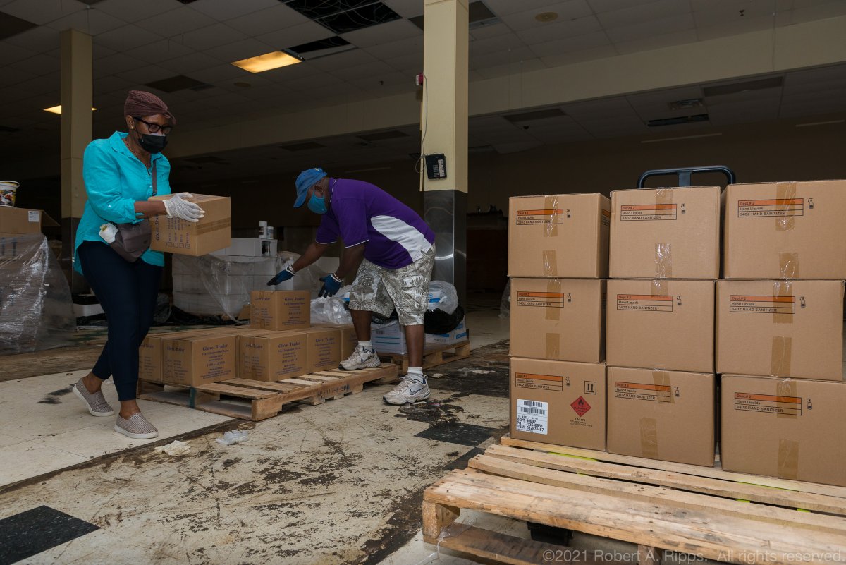 CutRedTape4Hero's tweet photo. Last week, we gave 70 +not-for-profit, community, &amp; healthcare orgs more than 150 pallets of PPE+cleaning supplies. Thank you to @PBGudaitis of @NYDISnet of for donating cloth masks + hand sanitizer, &amp; to our anonymous donors of PPE/cleaning supplies! (Credit: Robert Ripps) https://t.co/65fCrqjG2e