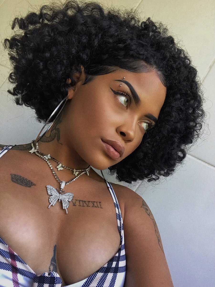 gxbbrielx's tweet photo. ai você vai se rabiscar e sua tatuadora é essa https://t.co/FEkO6AQKzV