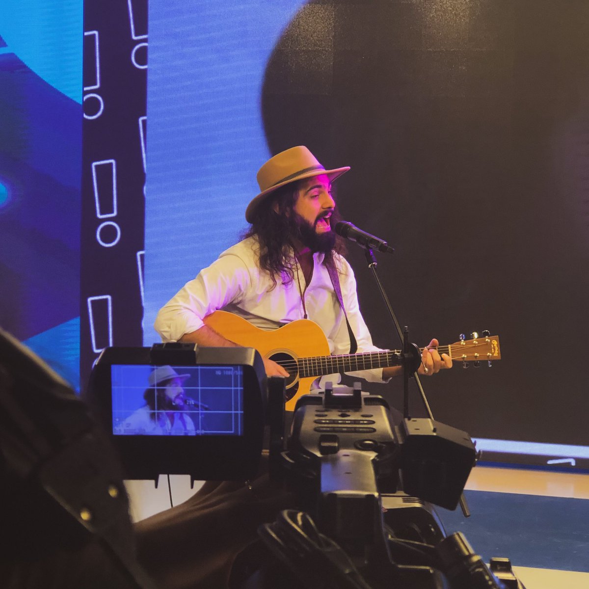 Ayer tuve el privilegio de ir a cantar a <a href="/totalessabado/">Total es sábado!</a> por <a href="/ElDoce/">El Doce</a> y charlar un rato con <a href="/GeoMonteagudo/">Geo Monteagudo</a>!!! Les dejo algunas de las fotos que sacamos!