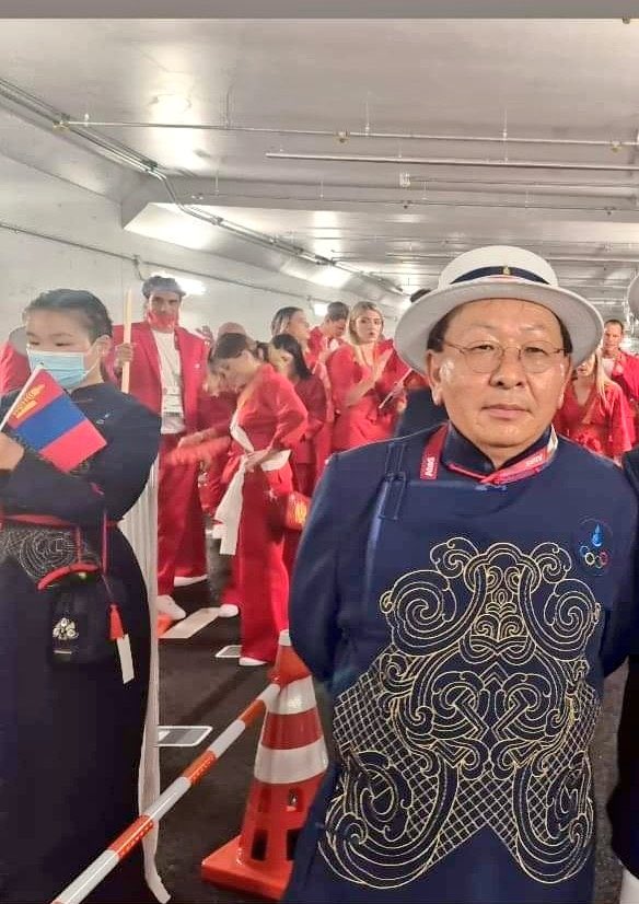 Улс төрч байж бгаад гэнэт эрдэнтийн овоолгыг эзэмшээд баяжцан. Байт харваанд жоохон мөнгө оруулаад  олимпын нээлтэнд хүртэл тамирчидтай алхаж бид түүнийг олимпод их юм хийсэн хэмээн магтан дээдэлж бна. Монгол маягын дарга нар