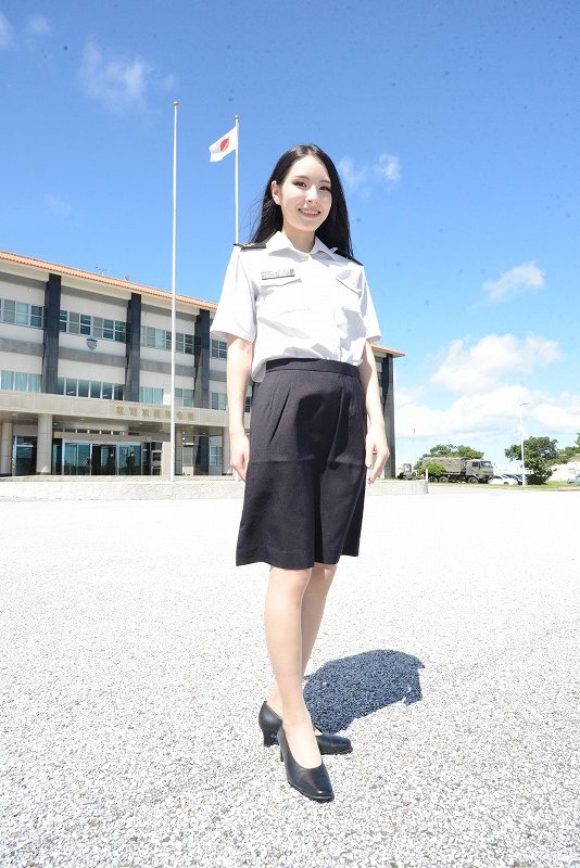 空自　女性自衛官　スカートPX品5号 沖縄地本 ＃広報大使 ＃蒲山花礼さん ✨ 第15旅団司令部前にて 陸上