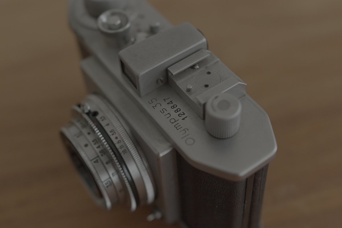 YNGplanning's tweet photo. 久々のフィルムカメラ。小道具、インテリアとして購入。可愛い。
ジャンク品だったけどシャッター切れるし、絞りも動くしレンズもカビなし。フィルム巻くところも動くからもしかしたら使えるんじゃないだろうか。テンションあがる。
#フィルムカメラ
#olympus35 https://t.co/3zP14bXJNz