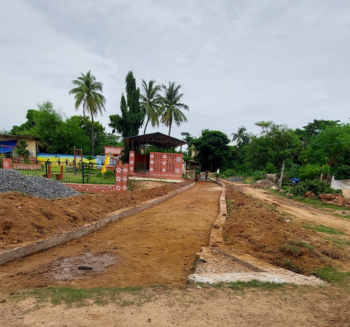 JohnPullack's tweet photo. This road construction is going on in ward no. 56 in Mukameswar area under @CMCCuttack the road is being built dangerously close to the walls. This can lead to mishap in future. There is so much space around. Has this been approved or inspected by @CMCCuttack ? @AnanyaDasIAS https://t.co/PGaTsyAvEq