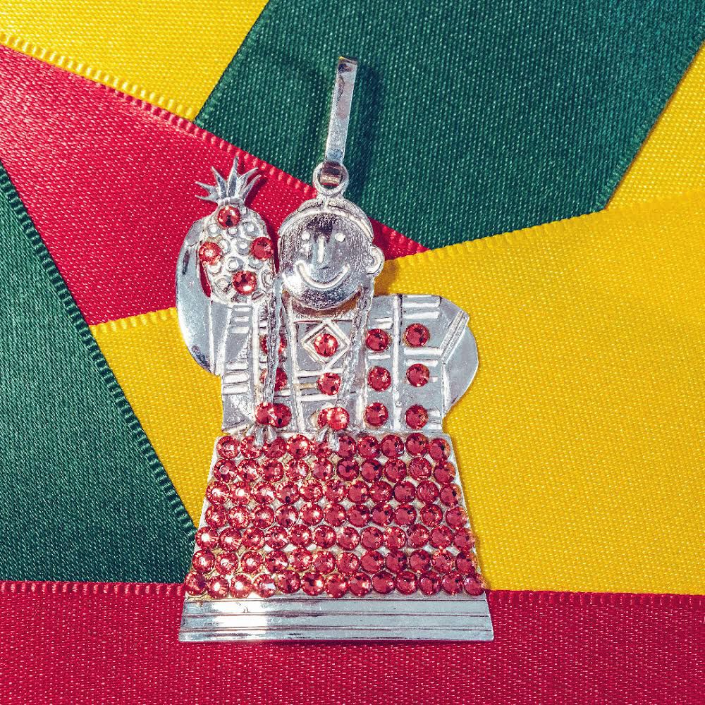 Revive los colores de #Oaxaca y la #Guelaguetza2021 con @orodemontealban

Pieza “Flor de piña” y
diseño “Chinas oaxaqueñas” (ambas elaboradas artesanalmente).