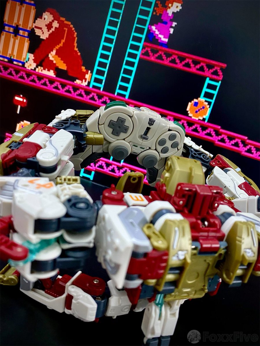 foxracingfive's tweet photo. He who commands Donkey Kong @52Toys @52TOYSJP @s250_MKII #52toys #beastbox #desktoys #ビーストボックス #primatus #soultornado #shadowdance #highscore #donkeykong #apes https://t.co/EQWxvKNRNe