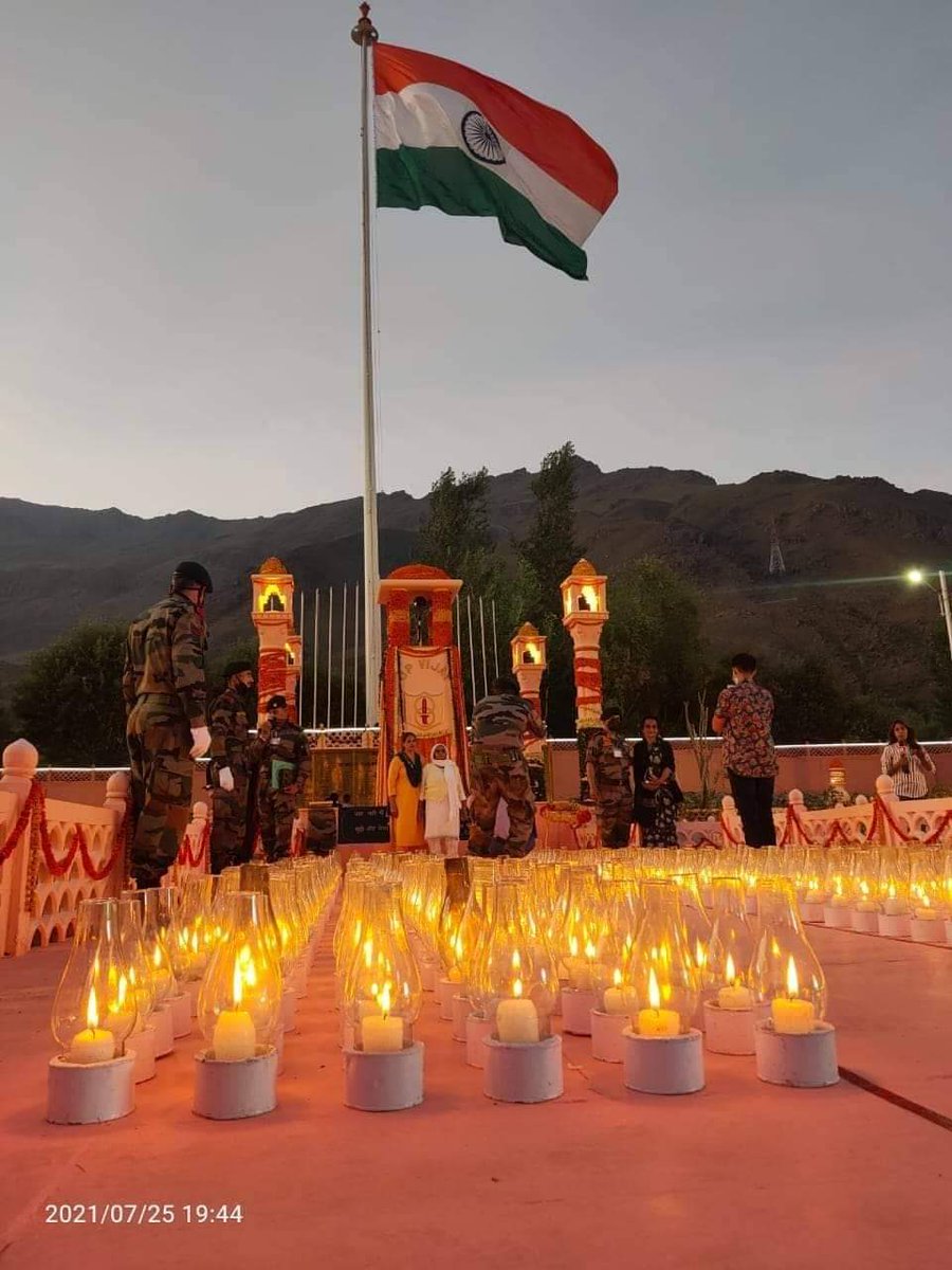 अपने शौर्य और पराक्रम से जिन्होंने तिरंगे की रक्षा के लिए अपने प्राण निःसंकोच त्याग दिए, उन सभी शहीदों को विनम्र श्रद्धांजलि व कारगिल विजय दिवस की शुभकामनाएं...
भारत के वीर सपूतों ने अपना फ़र्ज़ निभाया था,
प्राणों की आहुति देकर, कारगिल पर तिरंगा फहराया था।
🙏🙏
#KargilVijayDiwas