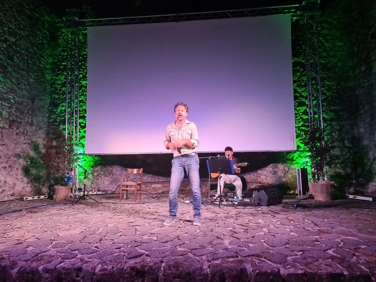 unplibasilicata's tweet photo. Tutto esaurito a #MonticchioLaghi nello splendido scenario delle #mura dell'Abbazia di Sant'Ippolito per l'ultimo appuntamento con Paolo Romano di #MonticchioCinelaghi #filmfest promosso da #Monticchio #ProLoco e #Cineclub #DeSica. 
Complimenti 👏👏💕 https://t.co/HAHfFJk1vE