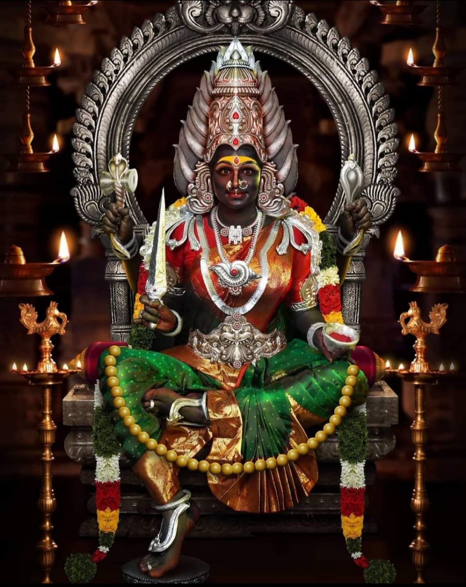 jayahanuma's tweet image. చూస్తే విగ్రహం అనుకుంటాము. ఈ యువతి ఓపికగా కూచుని అమ్మవారి అలంకారం లో గద్దె ఎక్కి ఆయుధాలు ధరించి కదలకుండా కూచుని దర్శనం ఇస్తోంది.